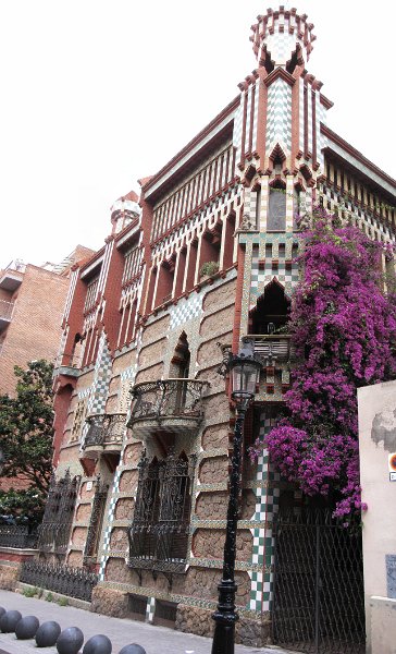 casa vicens.jpg - Casa Vicens was het eerste belangrijke bouwwerk van Antoni Gaudí. Het huis is nogsteeds in gebruik als woonhuis. Een paar jaar geleden werd het tekoop aangeboden. Voor 30 miljoen euro mocht je het hebben.